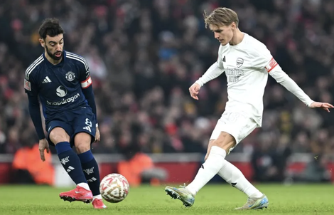 Thủ thành Bayindir hóa người hùng, Man United loại Arsenal sau loạt 11 m