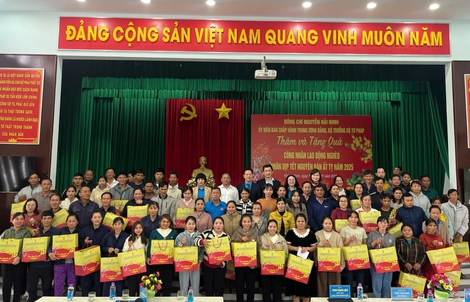 Bộ trưởng Bộ Tư pháp Nguyễn Hải Ninh gởi tặng quà Tết cho người lao động Khánh Hòa