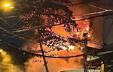 Căn nhà 4 tầng ở Bình Thạnh cháy đỏ rực trong đêm