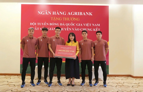 Agribank tặng 1 tỉ đồng cho đội tuyển Bóng đá Quốc gia Việt Nam