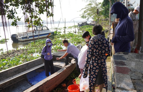 TP HCM: Tàu tuần tra chặn nạn kích điện khi thả cá chép tiễn ông Táo