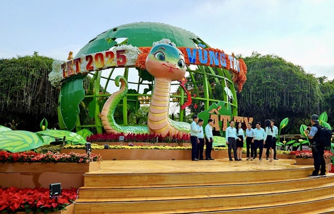 Ngắm dàn linh vật rắn "đổ bộ" Vũng Tàu