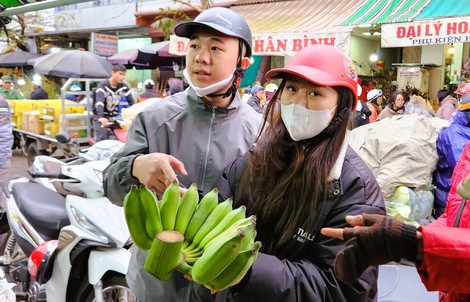 Giá chuối xanh bày mâm ngũ tăng phi mã