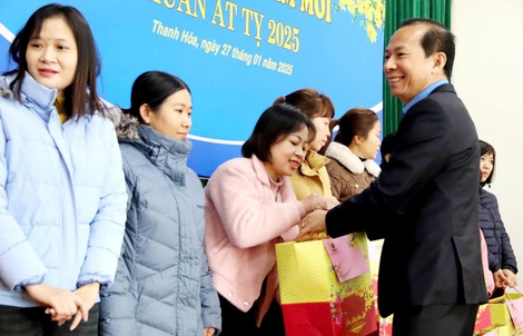 Trao quà Tết của Thủ tướng tới người lao động