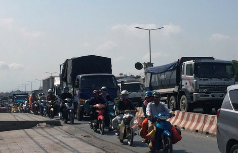 CSGT nói về việc “hàng dài xe ùn ứ không dám vượt trên Quốc lộ 51 vì đèn đỏ trục trặc”