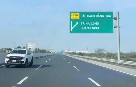 Người phụ nữ điều khiển ôtô chạy ngược chiều trên cao tốc ở làn 120 km/giờ