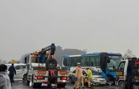 Tai nạn liên hoàn giữa 3 xe ôtô trên cao tốc, giao thông ùn tắc