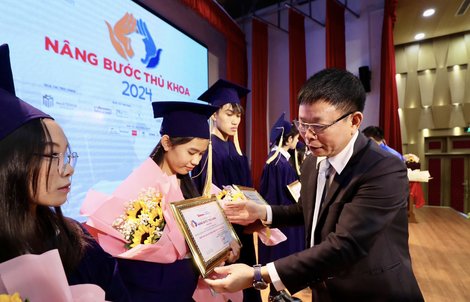 Trao 65 suất học bổng "Nâng bước thủ khoa"