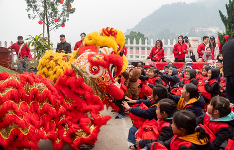 Chi Pu đi cùng “CHIN-SU Một Triệu bữa cơm có thịt” mang Tết tưng bừng đến vùng cao