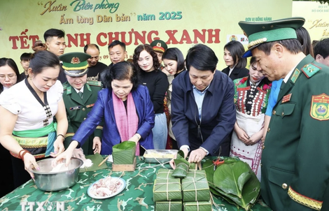 Chủ tịch nước Lương Cường gói bánh chưng khi thăm Lai Châu, dự "Xuân biên phòng ấm lòng dân bản"