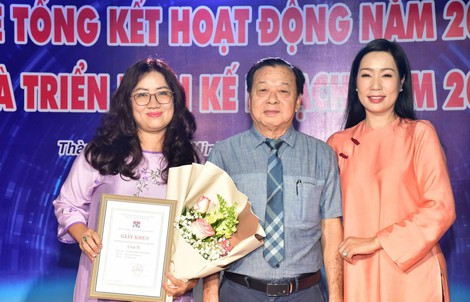 NSND Trần Ngọc Giàu, Trịnh Kim Chi trao giải thưởng Hội Sân khấu TP HCM năm 2024