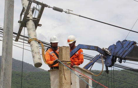 Hàng trăm công nhân làm việc xuyên đêm khôi phục lưới điện ở Quảng Trị