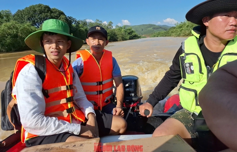 VIDEO: Vượt lũ dữ trên sông Thương, cứu trợ khẩn cấp bà con Bố Hạ - Bắc Ninh
