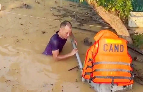 VIDEO: Phó trưởng công an xã bất chấp nguy hiểm lặn xuống dòng nước lũ, phá cửa cứu hai mẹ con