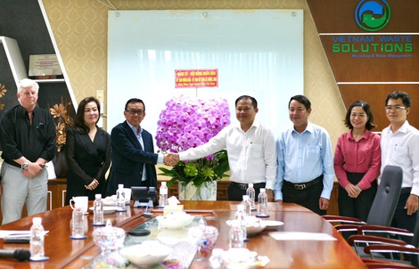 Lãnh đạo xã Hưng Long thăm, chúc mừng VWS nhân Ngày Doanh nhân Việt Nam