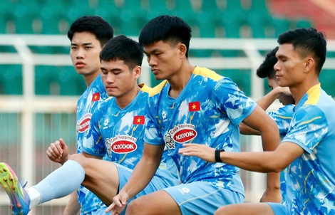 Hoàng Đức, Bùi Tiến Dũng vắng mặt ở buổi tập trên sân Thống Nhất