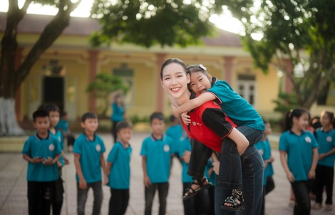 Hoa Hậu Bảo Ngọc "Giao nắng, chuyển yêu thương" đến trẻ em vùng lũ tại Lạng Sơn Và Quảng Ninh

