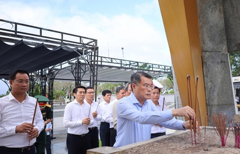 Trưởng Ban Tổ chức Trung ương Lê Minh Hưng tri ân các anh hùng liệt sĩ ở Quảng Trị