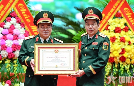 Báo Quân đội nhân dân đón nhận Huân chương Bảo vệ Tổ quốc hạng Ba