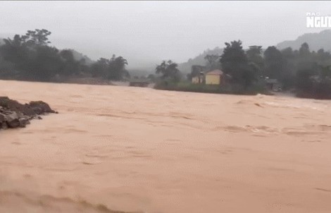 Cận cảnh nước dâng cao ở Đà Nẵng và Quảng Trị, cụ bà 93 tuổi đuối nước trong nhà