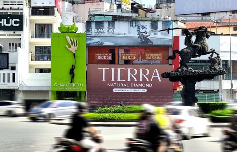 Tierra gia nhập hội "mặt tiền nghìn đô" cùng Starbucks, Con Cưng tại Ngã 6 Phù Đổng