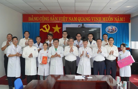 Phó Bí thư Thành ủy TP HCM Nguyễn Phước Lộc thăm, tặng quà các bác sĩ tăng cường ra Đặc khu Côn Đảo