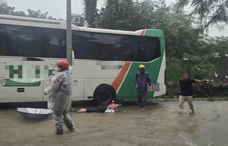 Nhiều người nghi bị điện giật khi đi qua vùng nước ngập