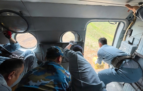 Trực thăng quân đội khẩn cấp bay thả hàng cứu trợ người dân bị lũ lụt cô lập