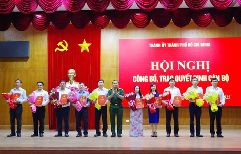 Công bố và trao quyết định của Ban Thường vụ Thành ủy TP HCM về công tác cán bộ