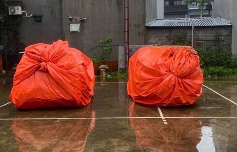 Bọc bạt kín như bưng để chống ngập, 2 ô tô ở Thái Nguyên vẫn trôi theo dòng nước