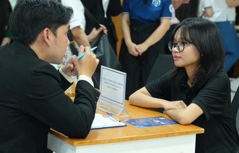 Gần 10.000 sinh viên và người lao động "săn" việc tại ngày hội việc làm