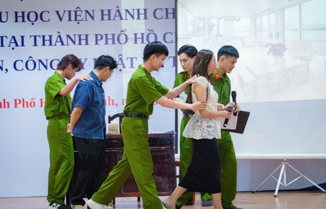 Sinh viên “biến hình" thành cảnh sát, người bán hàng để hiểu rõ pháp luật