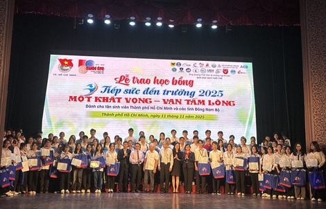 Mẹ xuất hiện bất ngờ, nữ sinh viên y dược bật khóc