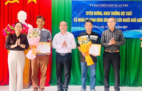Khen thưởng 2 người đàn ông dũng cảm lao xuống biển cứu người