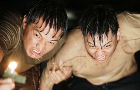 Hoài Lâm, Quang Tuấn chật vật "trốn chạy" trong cống ngầm