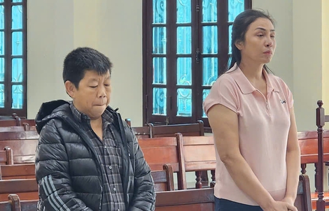 Nữ tiếp viên "bấm bài, rót bia" bán dâm cho khách ngay tại quán karaoke Phố Biển