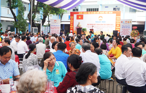 Lãnh đạo và người dân phường Diên Hồng quây quần bên 50 mâm cơm, ấm áp như gia đình