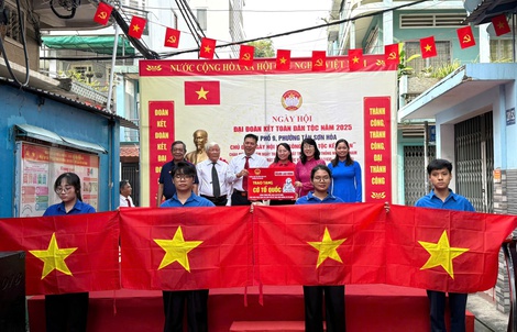 200 lá cờ Tổ quốc được trao trong Ngày hội Đại đoàn kết toàn dân tộc tại phường Tân Sơn Hòa