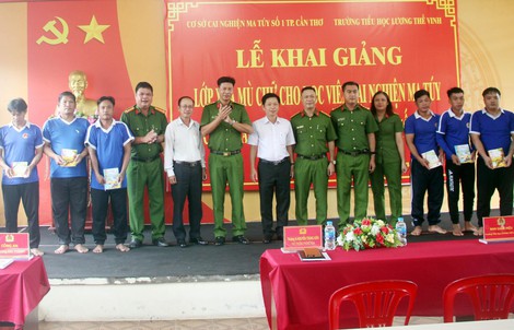 Công an TP Cần Thơ mở lớp xoá mù chữ cho học viên cai nghiện