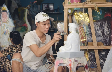 Xóm tạc tượng dưới chân cầu Ông Buông