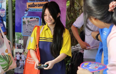 Nữ sinh cười tít mắt, lần đầu tự tay lắp ráp và điều khiển robot