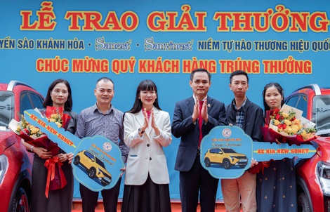 Hai khách hàng miền Bắc trúng ô tô từ chương trình tri ân Yến sào Khánh Hòa