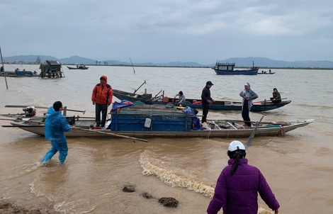 Lật thuyền trên sông Gianh: Vợ bơi được vào bờ, chồng mất tích
