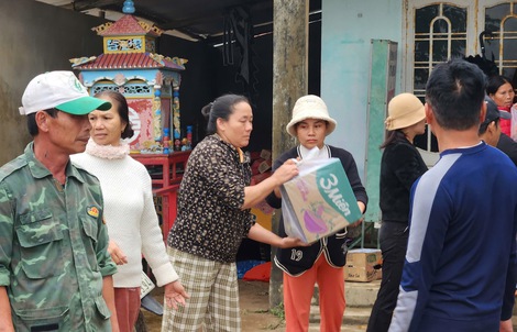 Nhà chưa ráo nước, người dân "rốn lũ" Huế rủ nhau hỗ trợ đồng bào Nam Trung bộ