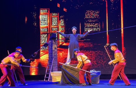 "Nghêu Sò Ốc Hến" được kể bằng nghệ thuật xiếc, tạo tiếng cười trong không gian thử nghiệm