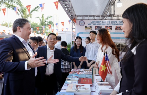 Tưng bừng giao lưu hữu nghị Việt Nam - Mỹ