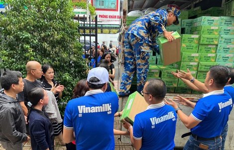 Vinamilk hỗ trợ hàng trăm ngàn sản phẩm đến vùng lũ
