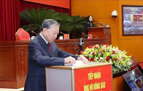 Hình ảnh Tổng Bí thư Tô Lâm và các đại biểu quyên góp, ủng hộ đồng bào chịu ảnh hưởng bởi bão lũ