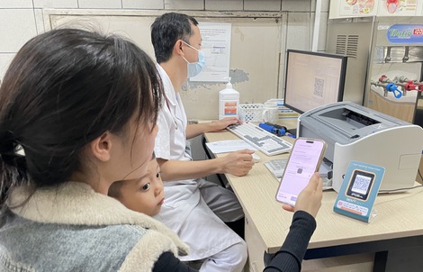 Khám chữa bệnh tốt hơn nhưng quá tải, thủ tục phiền hà vẫn tồn tại