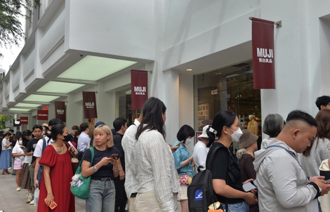 Nhân viên công sở tranh thủ giờ nghỉ trưa đi "săn sale" Black Friday tại TP HCM